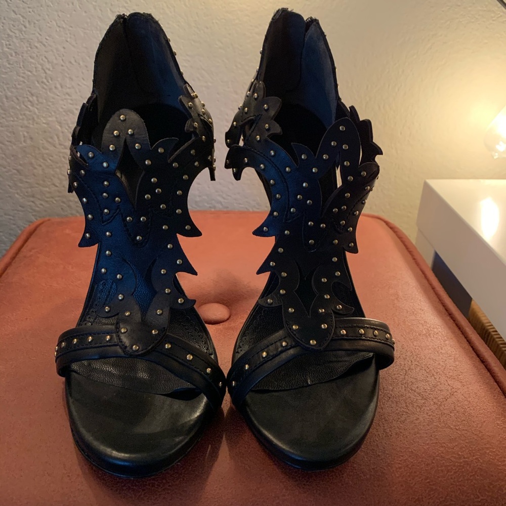 Pour La Victorie | Black Stiletto | Gold Detail